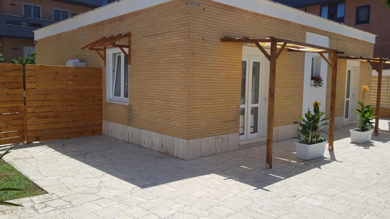 Bed and Breakfast Un Passo Dal Mare Fiumicino Exterior foto A small house in Spain