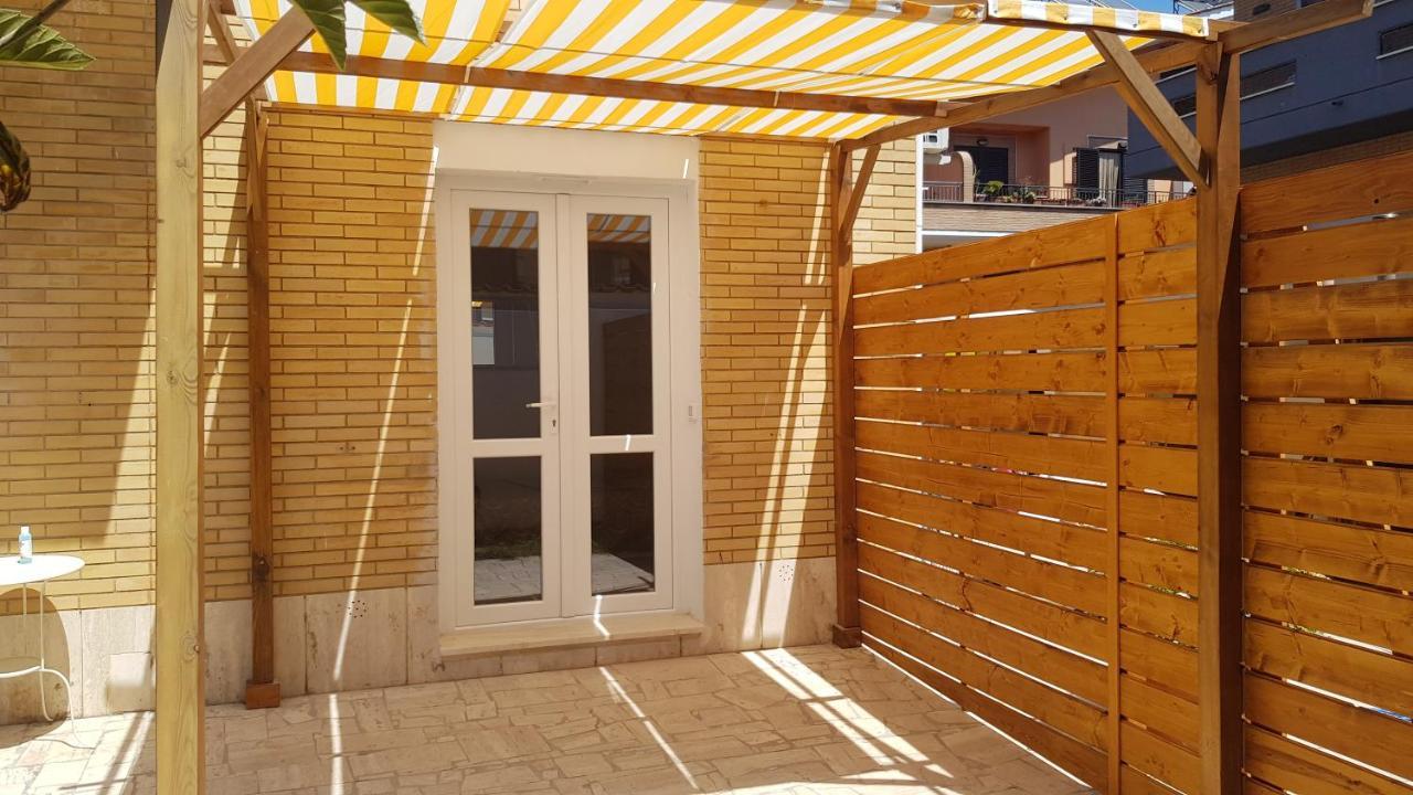 Bed and Breakfast Un Passo Dal Mare Fiumicino Exterior foto A pergola with a retractable awning