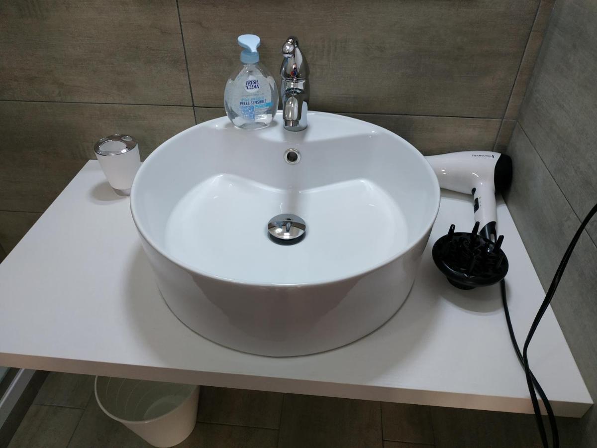Bed and Breakfast Un Passo Dal Mare Fiumicino Exterior foto A washbasin