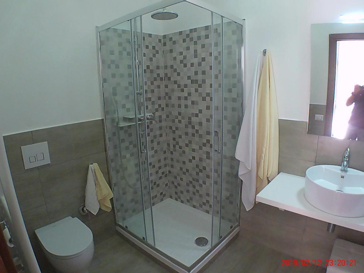 Bed and Breakfast Un Passo Dal Mare Fiumicino Exterior foto A shower cubicle