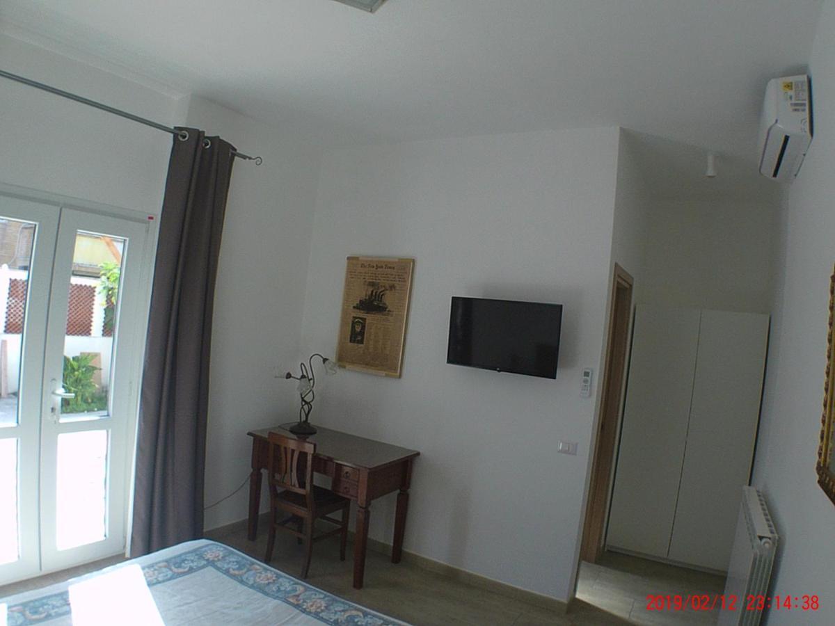 Bed and Breakfast Un Passo Dal Mare Fiumicino Exterior foto A room at the hotel