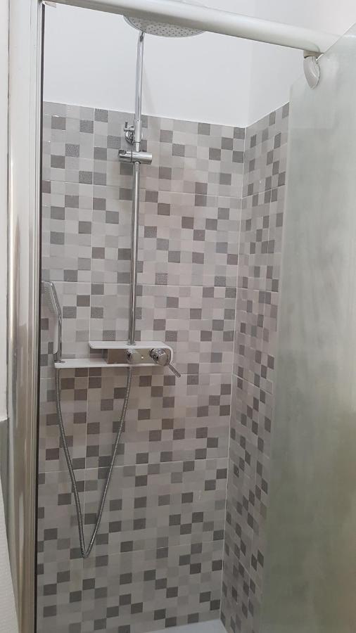 Bed and Breakfast Un Passo Dal Mare Fiumicino Exterior foto A shower
