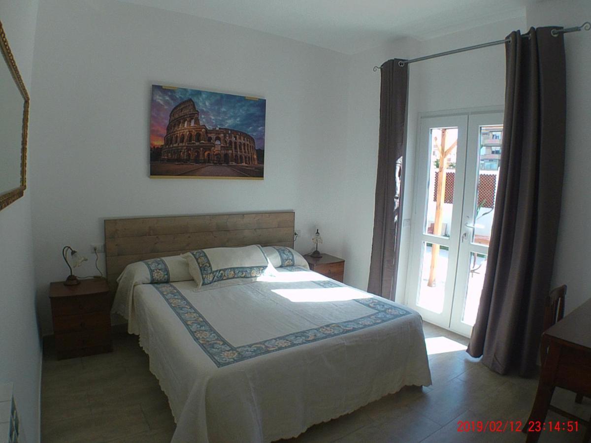 Bed and Breakfast Un Passo Dal Mare Fiumicino Exterior foto A bedroom in a Spanish hotel