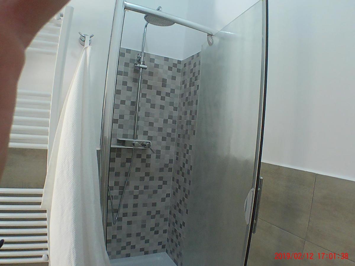 Bed and Breakfast Un Passo Dal Mare Fiumicino Exterior foto A shower cubicle