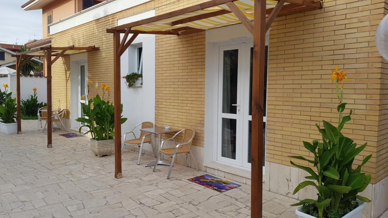 Bed and Breakfast Un Passo Dal Mare Fiumicino Exterior foto A pergola with a retractable awning