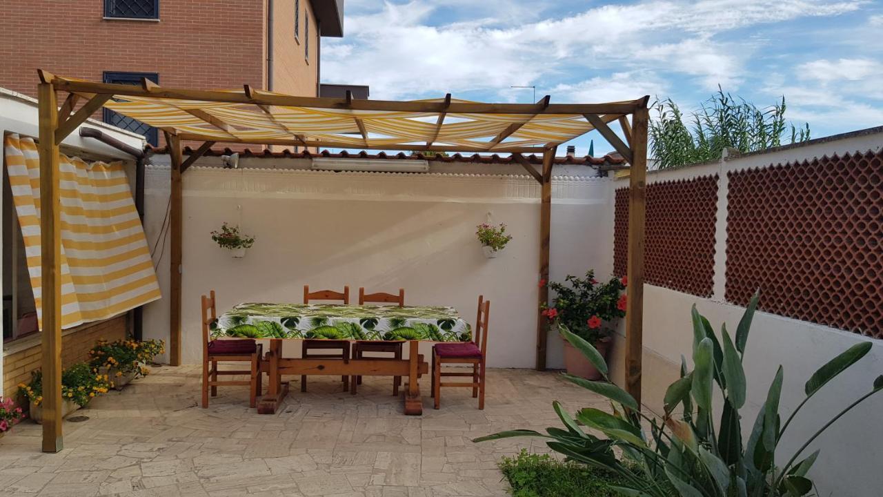 Bed and Breakfast Un Passo Dal Mare Fiumicino Exterior foto A pergola with a shade sail