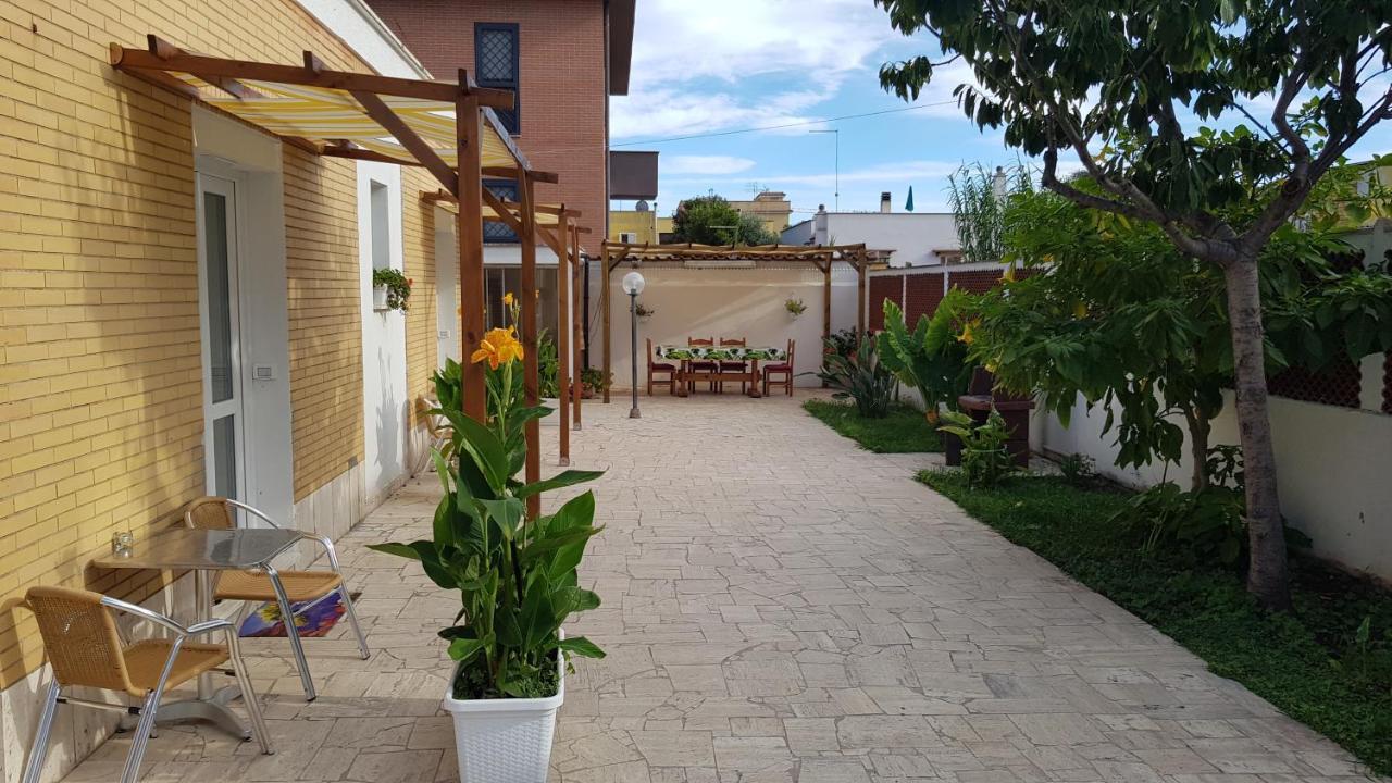 Bed and Breakfast Un Passo Dal Mare Fiumicino Exterior foto A pergola in a garden
