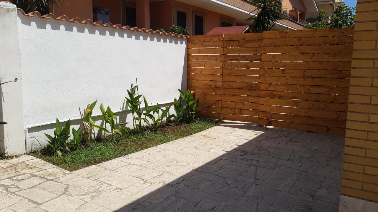 Bed and Breakfast Un Passo Dal Mare Fiumicino Exterior foto A garden in the city of Fortaleza, Brazil