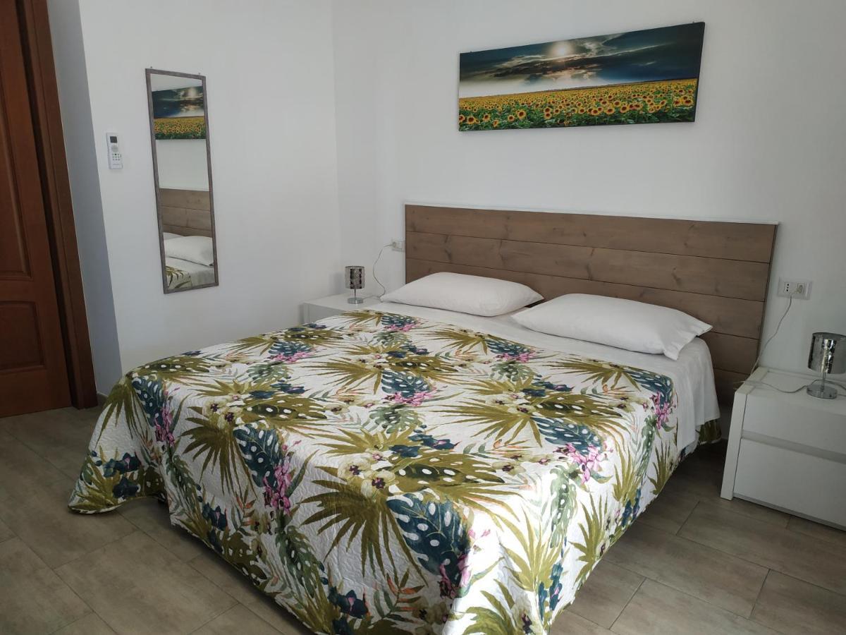 Bed and Breakfast Un Passo Dal Mare Fiumicino Exterior foto A bedroom in a hotel in Italy
