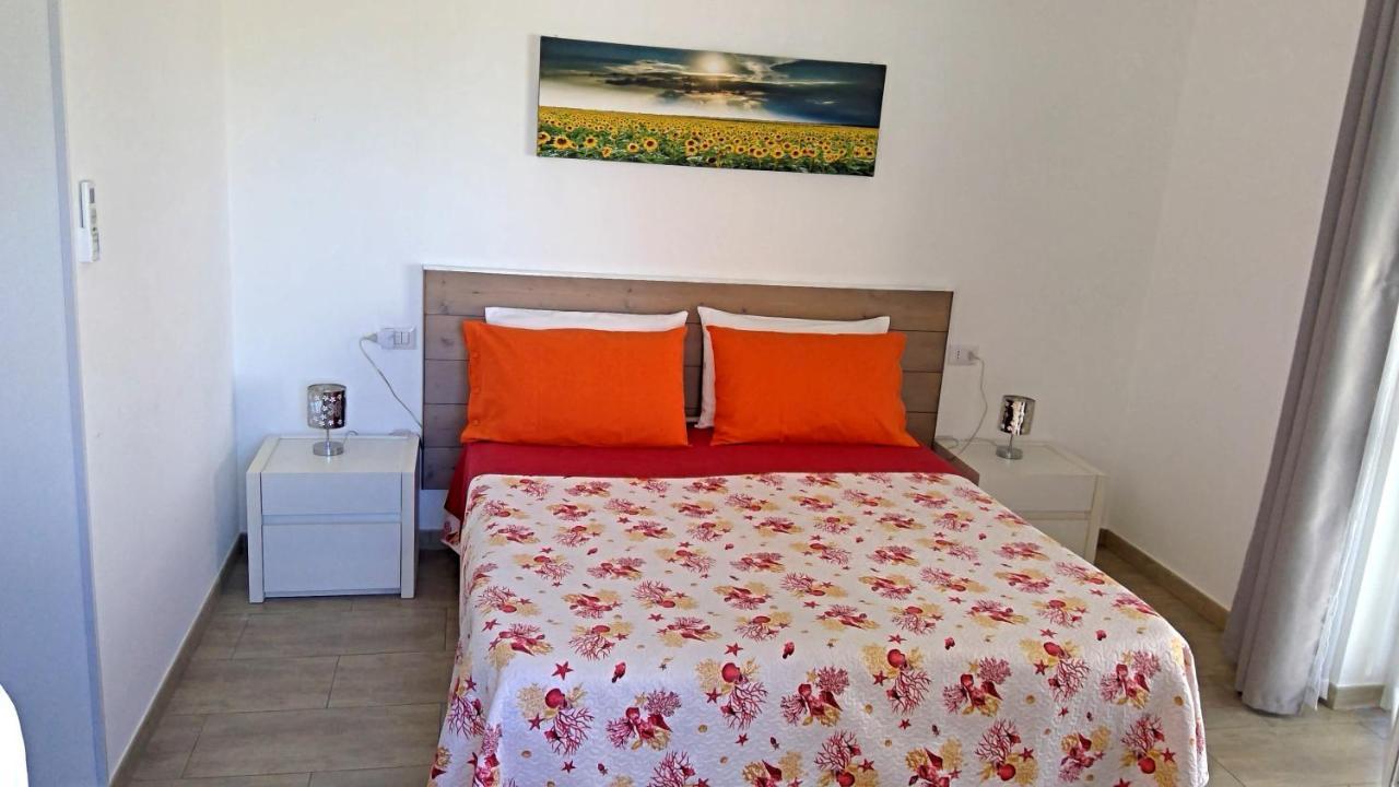Bed and Breakfast Un Passo Dal Mare Fiumicino Exterior foto A bedroom in a hotel