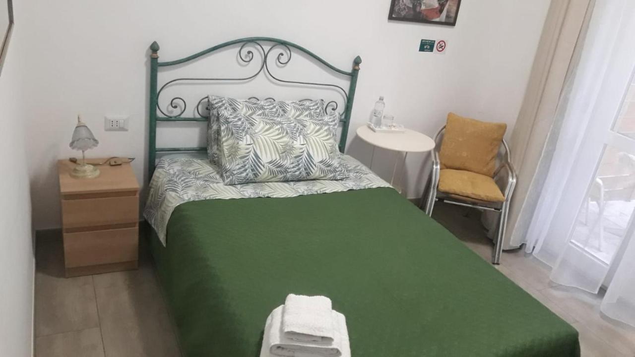 Bed and Breakfast Un Passo Dal Mare Fiumicino Exterior foto A room at the hostel