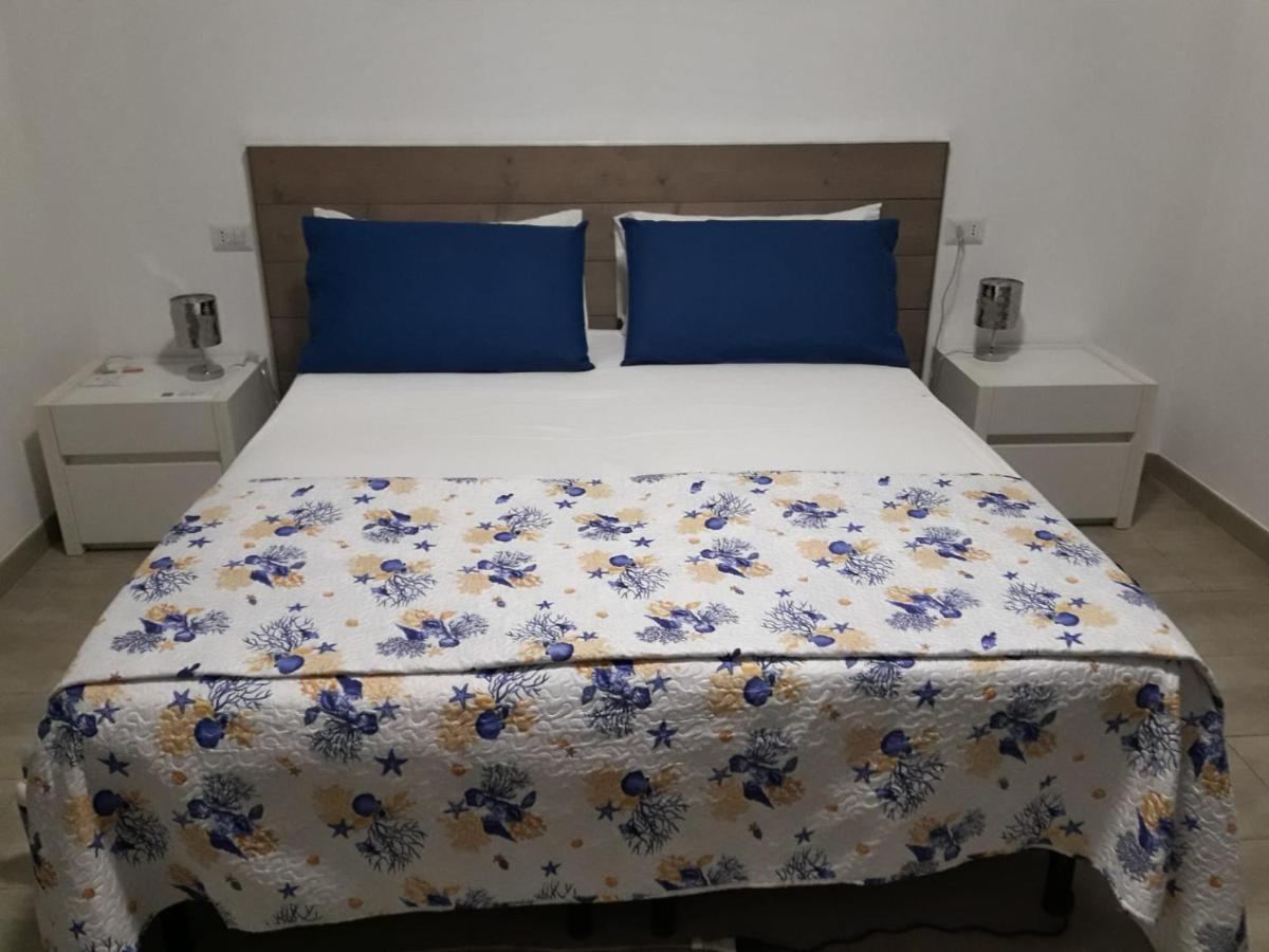 Bed and Breakfast Un Passo Dal Mare Fiumicino Exterior foto A bed with a bedsheet
